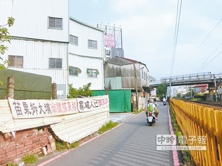 
台南鐵路地下化牽動沿線300多戶房屋遭拆，全案喧騰多時，走在鐵道旁，皆可見抗議布條。（本報資料照片）
 