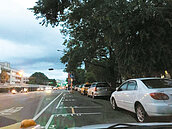 為省錢！　車格在楚河…市民停漢界