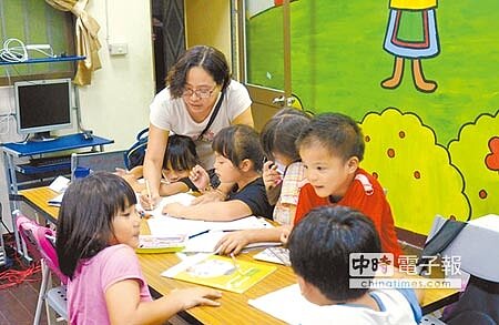 偏鄉的愛 復基部落的林建昌、郭祐慈夫妻免費開課輔班,除了行政工作外,偶爾也要代打上課輔。(黃力勉攝)