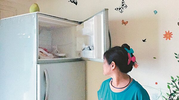 李奶奶是新竹市低收入戶,收到二手大冰箱雖對生活有幫助,「增加多少電費?不清楚。」 記者蔡昕穎/攝影