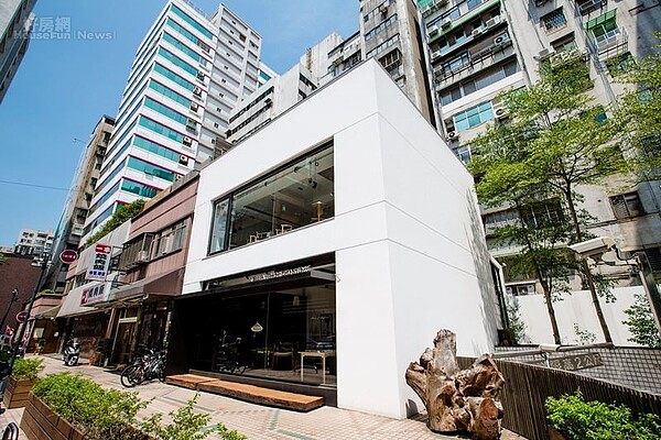 2. 展示空間WELL ARTHORIZED PREMIUM STORE,白色三層樓的外觀在巷弄內格外顯眼。