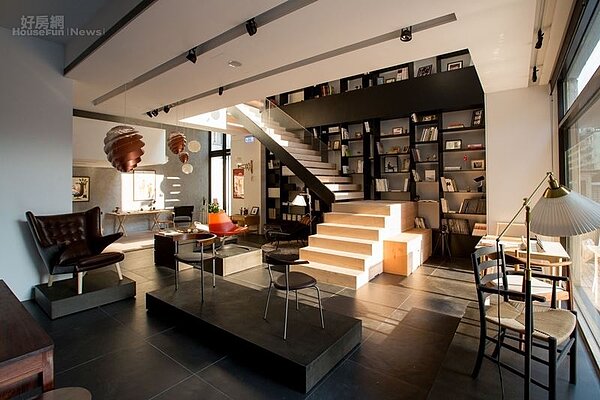 3. 一樓展示許多世界知名的藝術級座椅,黑色地板搭配乳白天花板,海螺造型的螺旋燈更添華麗內斂。