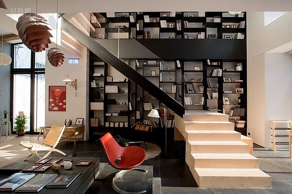 5. 佔據一、二樓牆面的黑色鋼質書牆,擺設丹麥原文的設計書籍與安東尼的童趣插畫。