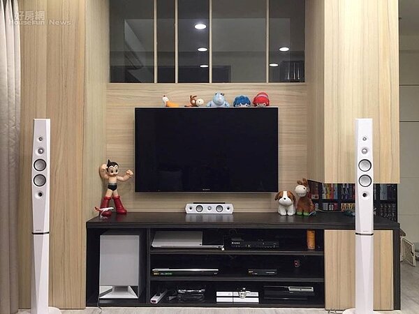 4. 電視機、音響周圍也放置日系玩具。