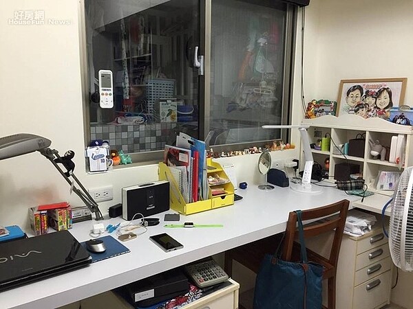 6. 由於工作需要,打造長長的書桌。