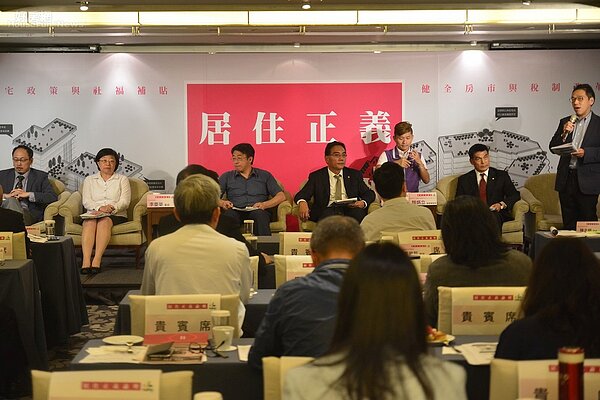 政府舉辦居住正義論壇，趙正義與顏炳立到場表示對於新稅制不滿。（好房網News記者 陳韋帆／攝影）