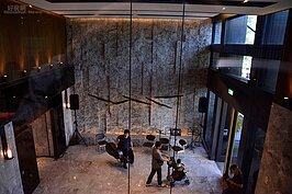 健身房可直接看到一樓接待大廳，可發現一樓整體設計如同身在山中