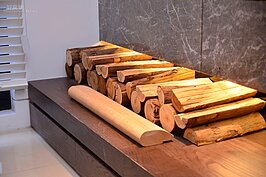 小心機的木材擺飾，讓客廳更有大自然的感覺