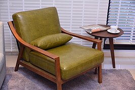 木製結構與綠色的小沙椅十分融入整體環境