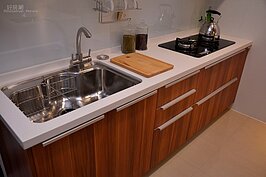 流理臺也特別設計為木製風格