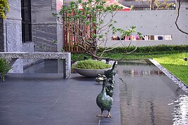 戶外擺飾也小有趣味，鴨子在水池旁嬉戲