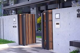 大門口也以木頭風格製作搭配清水牆十分典雅