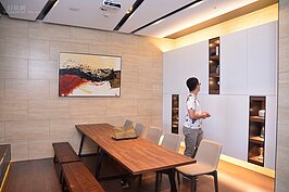會議廳的自然風格也一致，同時擺放藝術畫作與雕塑讓人心曠神怡