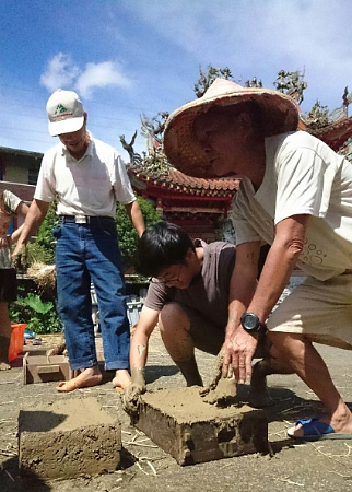 新北市坪林石𥕢社區舉辦「厝邊老廊-土角厝傳統技藝活動」，現場將會帶領民眾，一起玩泥巴、瞭解作土角的過程（圖／新北市政府城鄉發展局提供）