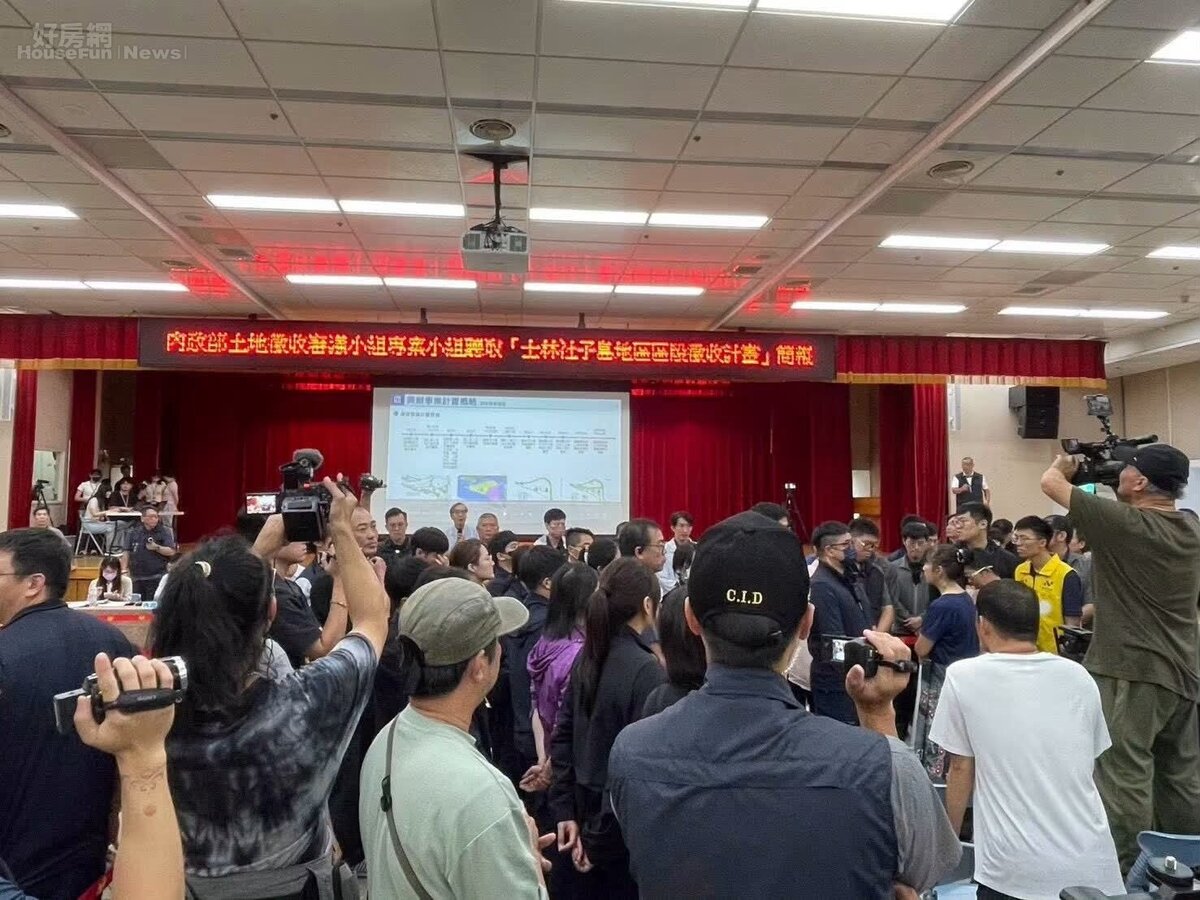 內政部8月17日上午,於士林區公所舉行社子島地區區段徵收審議專案小組會議,吸引大批自救會成員到場抗議。圖/社子島自救會提供