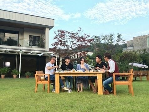 李英愛在自家豪宅拍攝節目。(翻攝自韓星網)