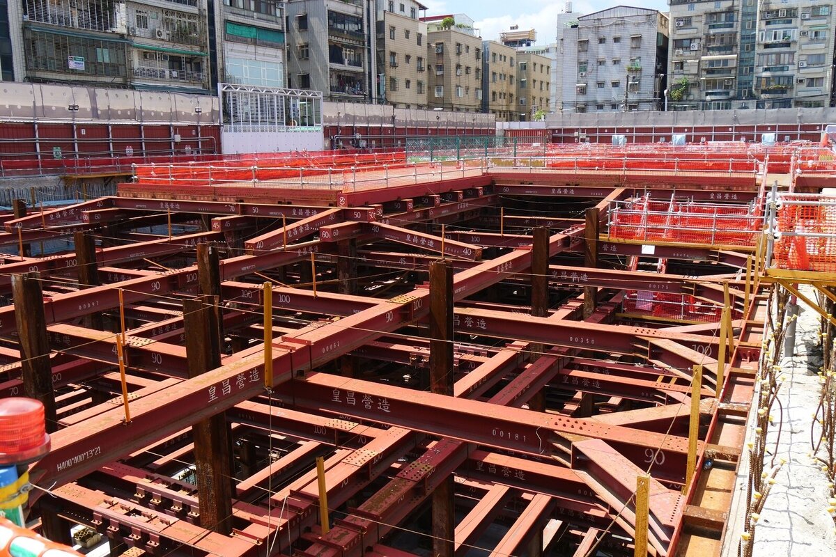 蘆洲區光華段停車場及青年社會住宅新建工程目前整體工程進度為13.36%,略為超前1.06%,預計118年底完工。圖/新北市政府交通局提供