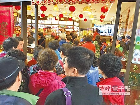 針對台灣觀光業「零團費」及「一條龍」導致問題叢生,行政院長林全13日在立院答詢時表示,未來原則上不會再存在,大有「消滅一條龍」的意味在。圖為今年3月陸客被帶進大型購物店景況。(本報資料照片)