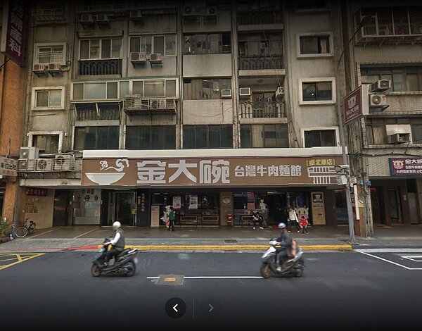 金大碗牛肉麵店過去專接陸客團生意，不過如今面臨陸客驟減，撐不起店租。（翻攝自Google Map）