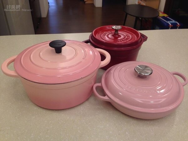 4.	Olivia的三個鑄鐵鍋，粉紅色調很少女系。
