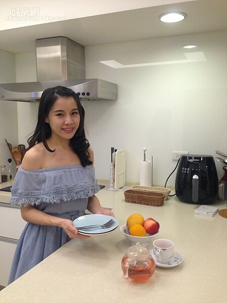 2. Olivia的廚房小天地,收藏的茶具餐盤都很講究。