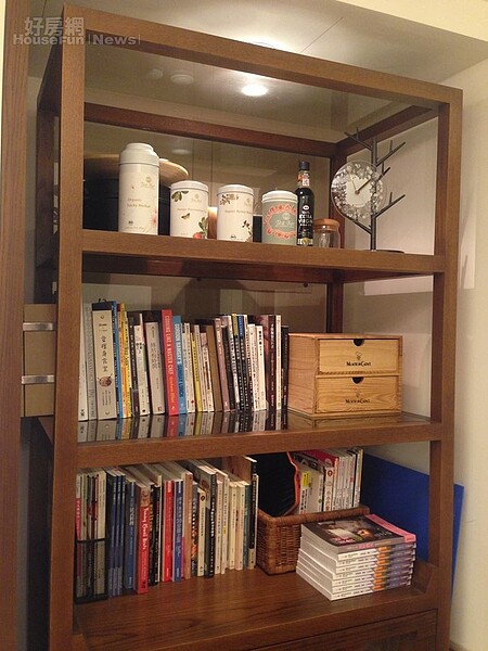 3.	開放式書櫃的各式料理書，包含料理前輩的傅培梅時間。
