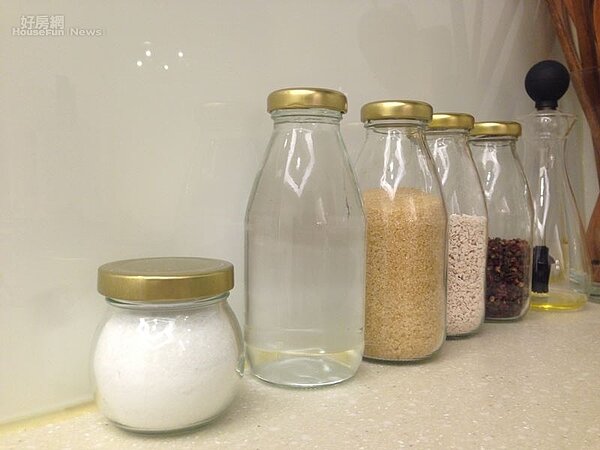 5.	慣用調味料，用喝完的牛奶罐裝廢物利用。
