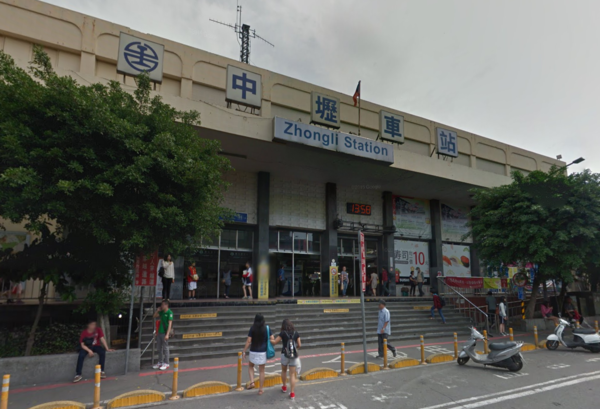 網友指出，假日的中壢火車站經常擠滿外籍人士（圖／截取自Google Map）