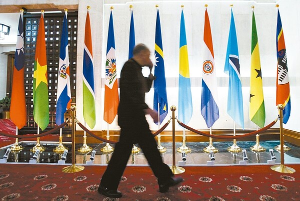 部分外館功能不彰,外交部正在檢討。外交部入口大廳前,友邦的國旗林立。 報系資料照