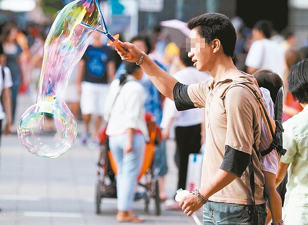 全台灣有逾26萬戶、近70萬名低收入及中低收入戶,這些貧窮或近貧線下的民眾,依靠政府、社福機構救助,才能和一般民眾過像樣的生活、努力的過活。但在政府訂定的單一救助標準下,各國都存在「假貧窮」、或是真貧窮卻得不到照顧的兩難現象。 報系資料照