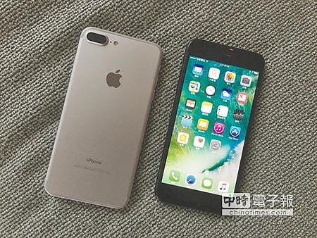 iPhone 7 Plus因具備雙鏡頭而成為辨識度最高的iPhone。(陳大任攝)
