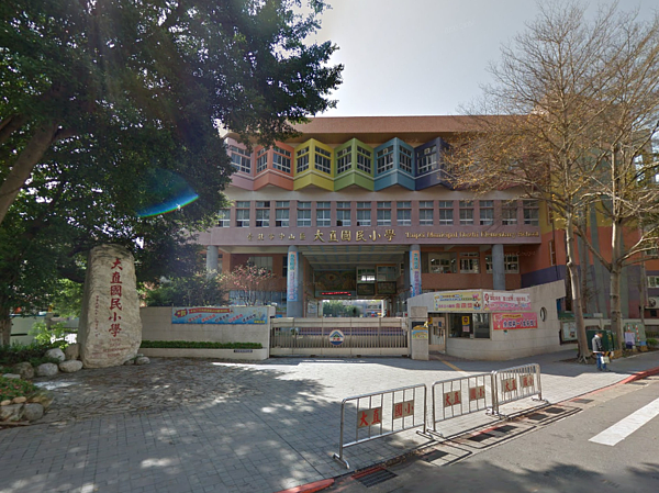 北市大直國小校園附近出現許多紅字塗鴉,寫著:「青少年純潔騙殺全國」。(翻攝自Google Map)