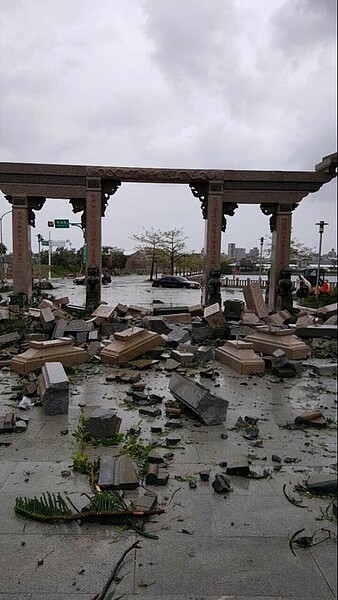 颱風過境金門,創金門氣象站2004年建站以來紀錄。(翻攝自爆料公社)