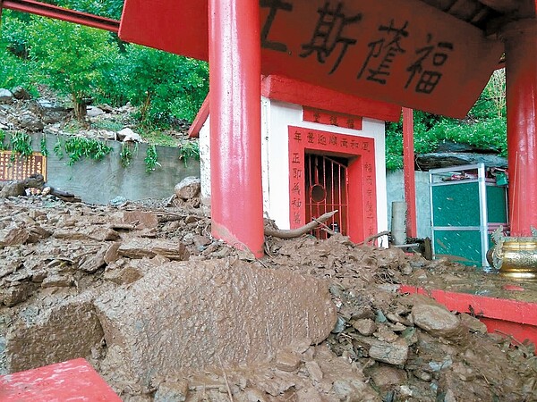 紅葉村半夜爆發土石流，紅葉國小後山山區大坍方。 記者李蕙君／攝影