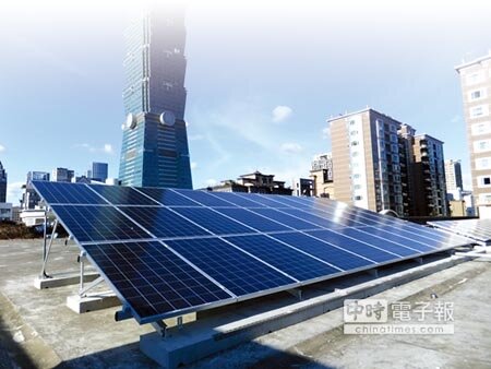 
台北市屋頂建置太陽能板情況。     （資料照片）
 