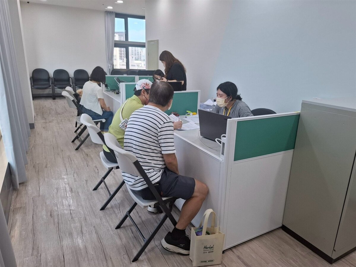 大寮社宅申請倒數一週，圖為高雄住都中心現場申辦招租民眾。圖／高雄市政府提供