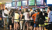 北北基撿到颱風假　影城現排隊人潮