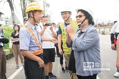 
　大家辛苦了　　↑高雄市長陳菊（右）昨天視察電力搶修進度時，再三向台電人員致意，感謝他們不眠不休投入復原工作。（林宏聰攝）
 