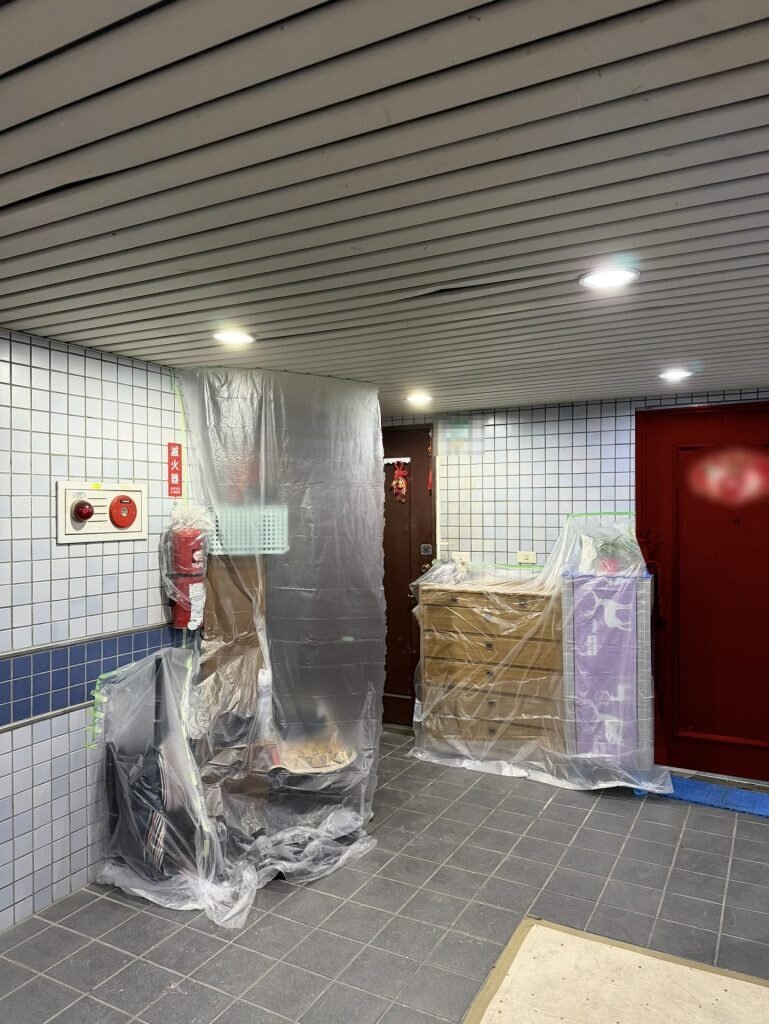 施工團隊接獲鄰居反映後，以養生膠帶、塑膠布等加強公共走廊及住戶私人物品防護，避免施工粉塵持續飄散。圖／住保會提供
