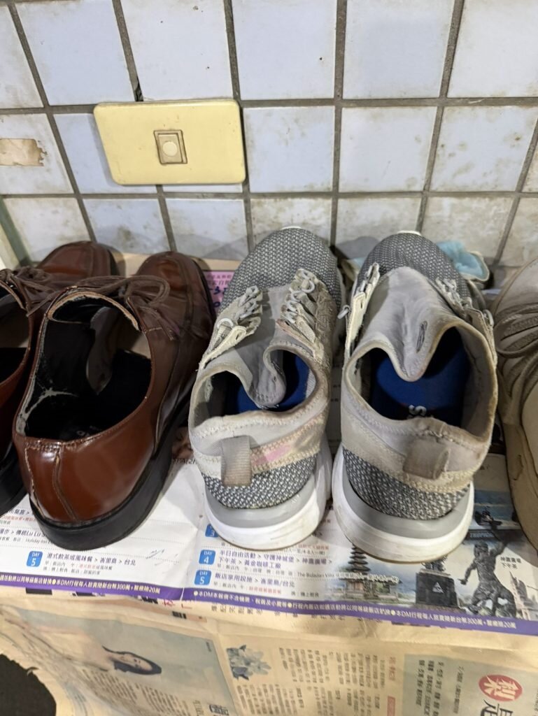 裝修施工期間粉塵飄散，造成鄰居放置於公共走廊的鞋子等私人物品髒污，雙方最終以1萬元賠償達成和解。圖／住保會提供