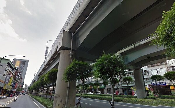 民生路上的住戶深受共振效應所擾,只要有車輛經過64快速道路,家裡就宛如地震一般。(翻攝自google map)