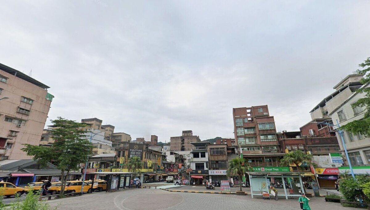 擁有自然景觀與相對親民租金的瑞芳地區，近年憑藉「高CP值」優勢受到關注，逐漸成為租賃市場的新興選擇。圖為瑞芳火車站周遭建築。圖／Google Map