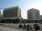 銀行體系　滿手爛頭寸