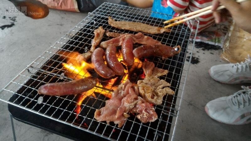 民眾烤肉聚餐機會增加,提醒應避免食用生魚片、生蠔或未熟貝類等,食物應充分煮熟並避免生熟食交叉汙染 (好房網news記者陳韋帆攝影)