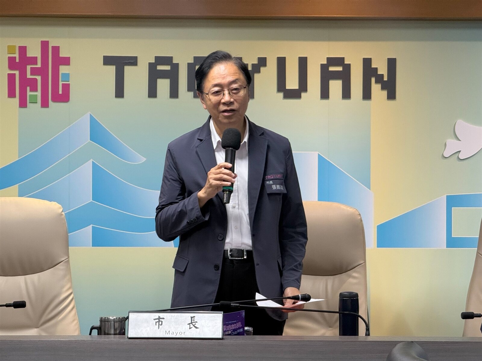 市長張善政今主持市政會議,宣布桃園社宅興建戶數正式突破1萬戶。圖:桃園市政府住宅發展及都市更新處提供