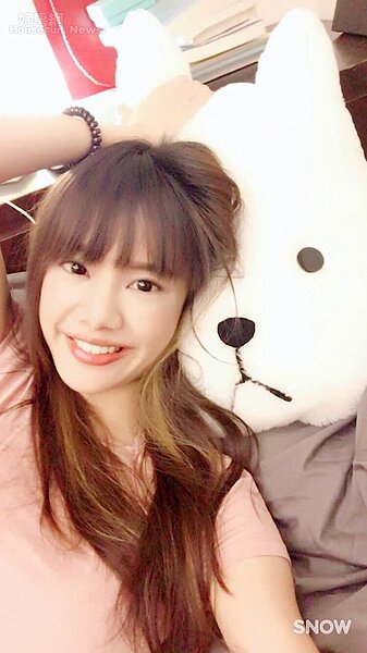 1.網路超紅的人氣畫家蓋彼,入主獨立門牌的六坪小窩,照片中抱的玩偶就是動畫中的神奇寵物「Cotow」!