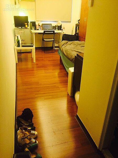 2.木製地板搭配白色家具,蓋彼小窩簡約時尚。