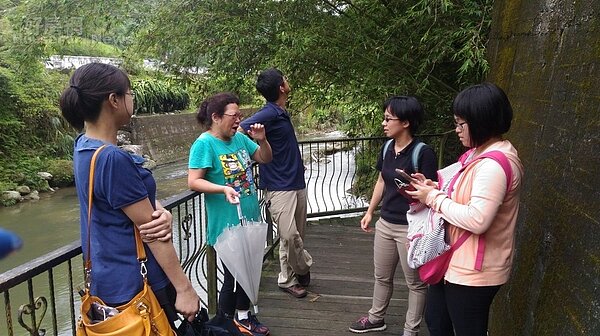 烏塗社區_老師與社區居民討論牆面創作方案(新北城鄉發展局提供)