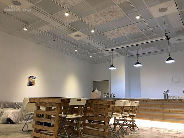 3. 天花板採輕鋼架,凸顯三米六的挑高,空間洋溢極簡工業風。