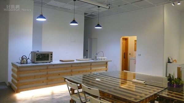 4.	長型大理石料理吧檯的廚藝區，是空間中吸睛的主角。
